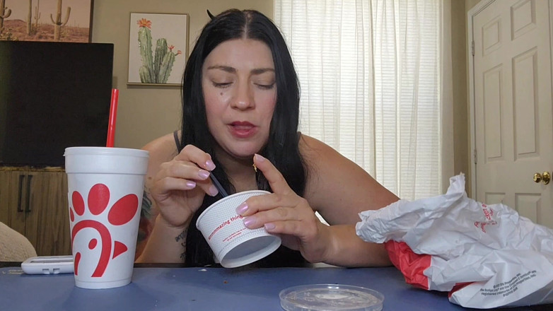 Julia Ryan: Fast Food macht mich so gasig
