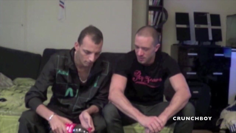 Sneaker gay: Scally Lad tidak benar-benar gay dikongkek oleh kawannya Tony Axel