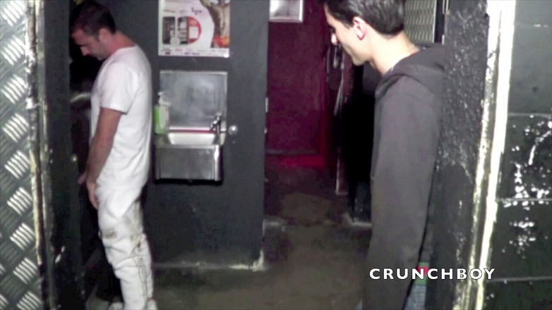 Raw French Bad boys: Ung rak arab knullad av pappa i en bar