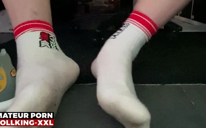 PROLLKING: 156 - Une grosse bite joue avec des gants