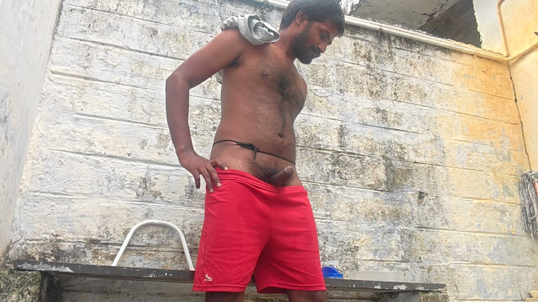 KUMBHA MANOJ KUMAR: Xhard - genç büyük üvey baba açık havada banyo