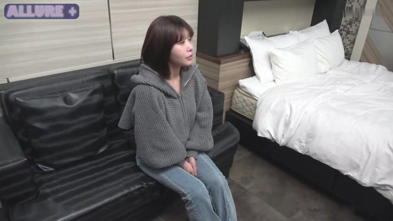 Asian cutie: Pemotretan pertama - kecantikan kantor yang miskin melepaskannya, menunjukkan lekuk tubuhnya...