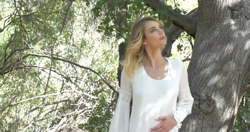 Xtime Network: Hermosa rubia en la masturbación en el bosque