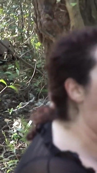 Wanita malu berkongkek di luar rumah