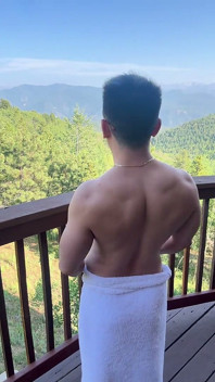 Mountain Top taquine : solo show d’un mec asiatique musclé