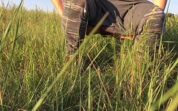 Miodelka: Risky pee outside compilation at the nature