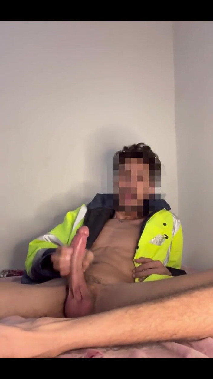 ARAB HUNG TWINK: Будівельник гладить його величезний член, поки він не розвантажиться