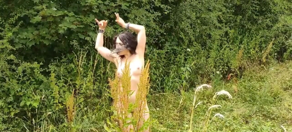 Kitty Dancer: Une Beauté Arabe Nue Danse De Façon Séduisante En Plein...