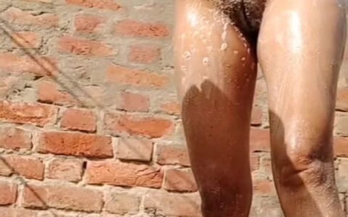 Kumarirakhi: Quitando ropa de baño india al aire libre