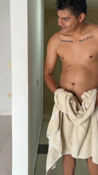 Veo a Mi Cachondo Hermanastro Masturbandose Y Me Pongo Caliente De Verlo, Asi Que Le Propongo Meterme Su Enorme Y Rica Polla.
