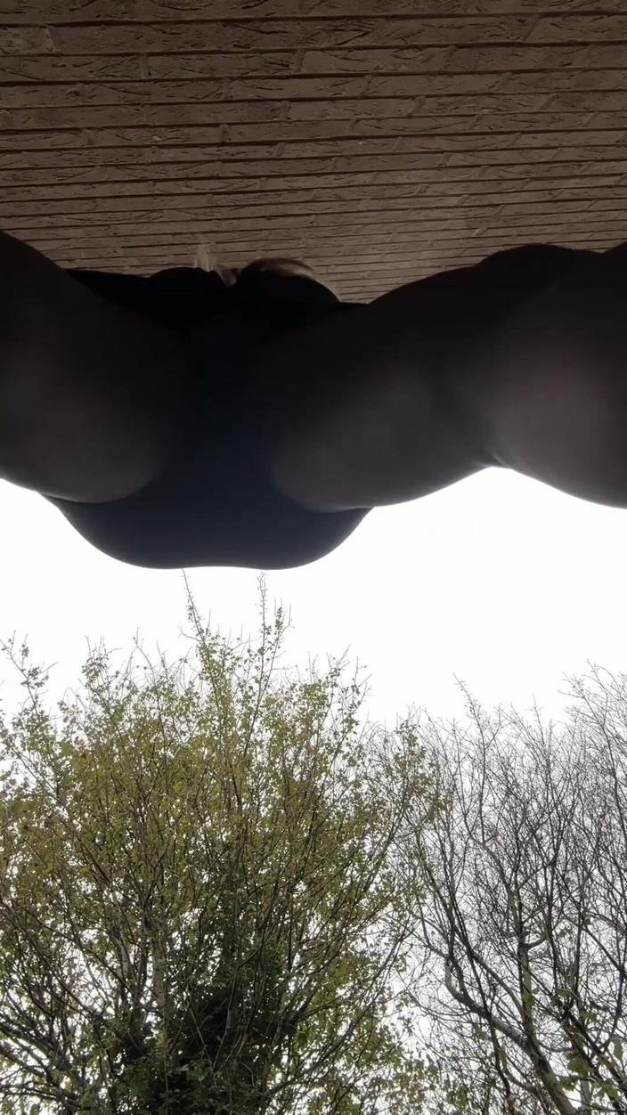 Kellycd2022: Si seksi crossdresser kellycd2022 dengan gaun hitam dengan stoking tembus...