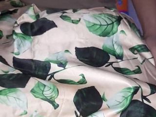 Naomisinka: Éjaculation rapide avec une jupe fleur en satin