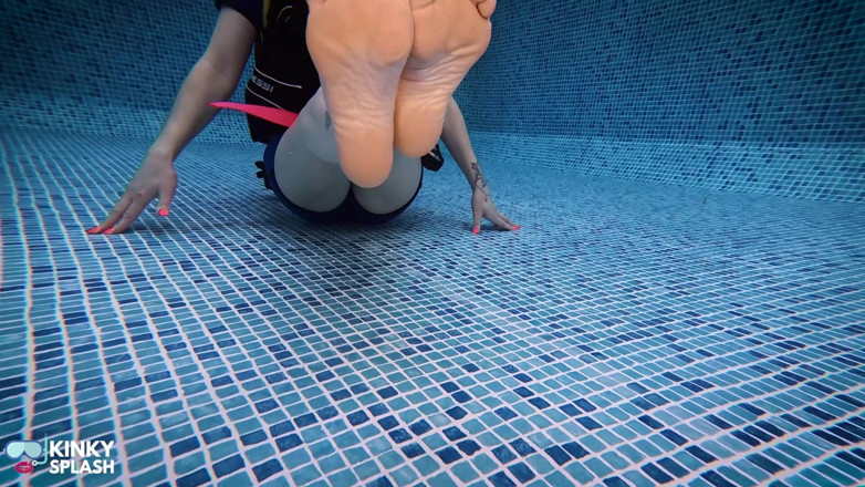 UKCuteGirl Lucy Lauren: 水中スキューバフットジョブ