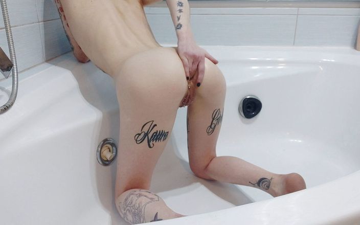 Inked Kawa Girl: Sgrillettamento anale nella vasca da bagno