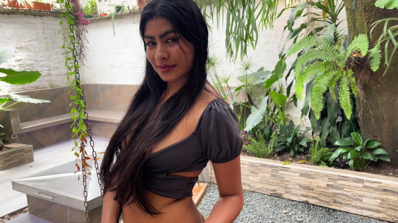 LissaWiild: Sexy Latina Plays in the Yard of Her House