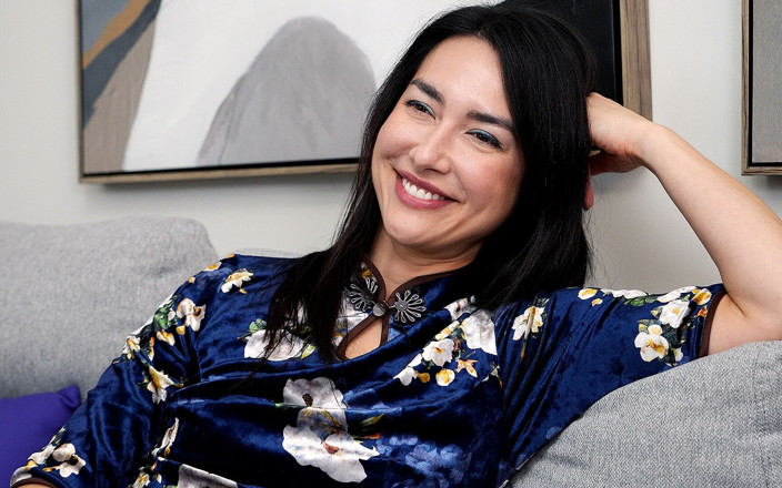 Skinz Contrast: Interview Mit Der Asiatischen MILF Isabel Love