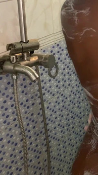 Caliente nena de ébano en el baño se burlan de belleza natural con curvas