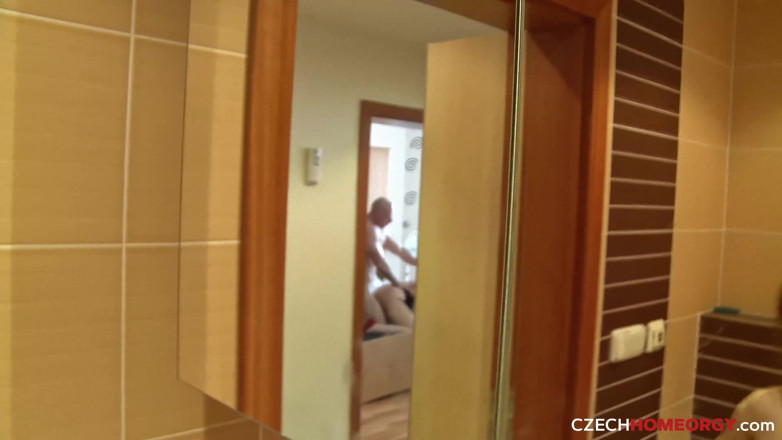 Czech Home Orgy: Pesta seks rumah Czech 9 - bahagian 4: pancutan mani disegerakan