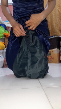 Asiatică Crossdresser se masturbează și ejaculează în rochia albastră lungă din satin cu căptușeală mătăsoasă
