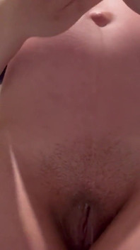 Ma demi-sœur enceinte montre comment elle se rase les cheveux de chatte pendant sa grossesse, c’est tout