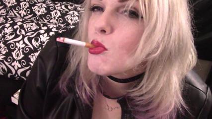 Smoke Temptress Annie Vox - Smoking Fetish: Marlboro, roter baumelnnder rauch
