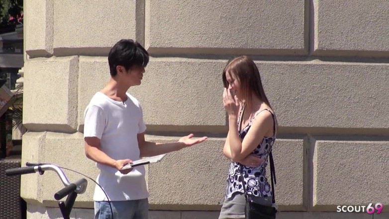 Asian porn collection: La teen bionda magra beata viene scopata interrazziale da un...