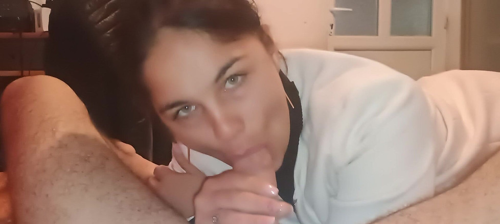 Ionut899: Ik word 's ochtends wakker als stiefvader aan een lul zuigt...