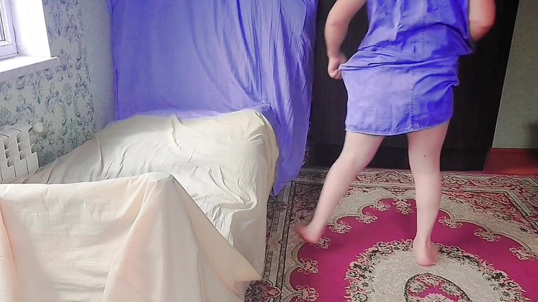 Kitty_Cross: Krásné Femboy drží klobouk, zatímco vlasy kouří ve větru