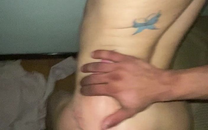 Weslley Bull: Chica trans tatuada fue follada en una habitación de hotel