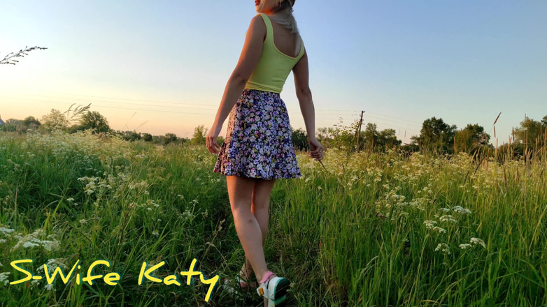 S-Wife Katy: Grosse éjaculation au Sunset pour Katy, la jolie femme mariée.