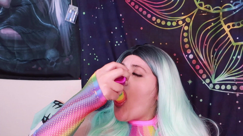VickyVixen: La ragazza rave gioca con il suo giocattolo preferito