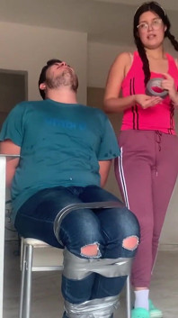 Sınıftan inek kız bağlı, ağzı tıkalı ve alaya alıyor!