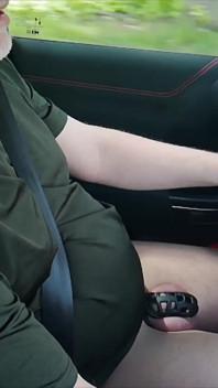 Fetiche por el nailon en la búsqueda por carretera de tierra en el coche