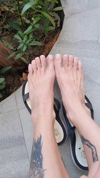 Kaki manis dalam selipar di jalanan