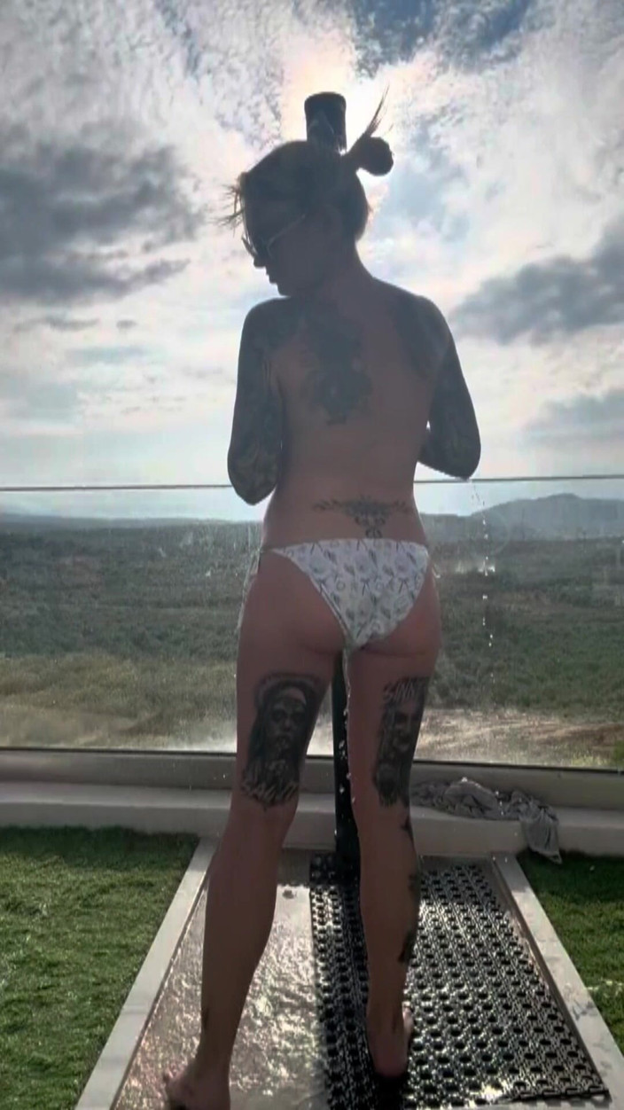 JessieRaexx: Outdoor Ice Shower