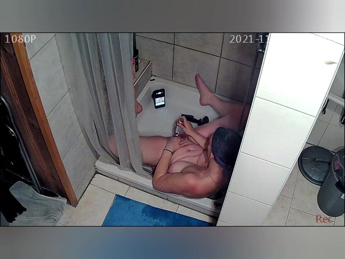 KittieNoOne: La doccia cam mi mostra con dei toy