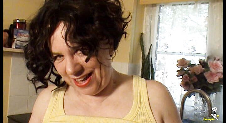 Dirty Doctors Clips: Тітка Тріша писяє на кухні