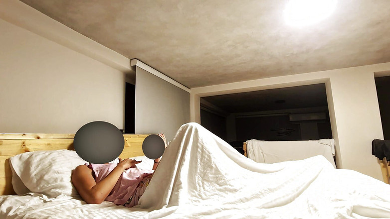 Glenn studios: Přistižena při masturbaci při sledování videí na mobilu