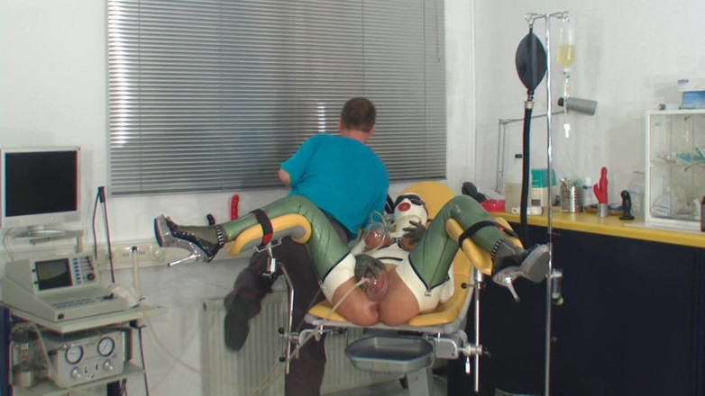 Rubber & Clinic Studio - 1ATOYS: Masturbación de goma pesada con bombas de vacío