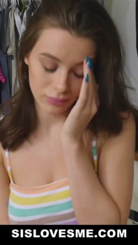 Krásná brunetka kotě Lana Rhoades omotá své žíznivé rty kolem ptáka nevlastního bratra