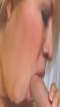 La ragazza matura allarga il culo per una leccata di figa profonda e sgrillettamento