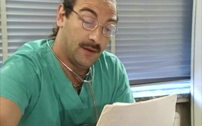 Magmafilm: Nueva enfermera recibe un verdadero regalo