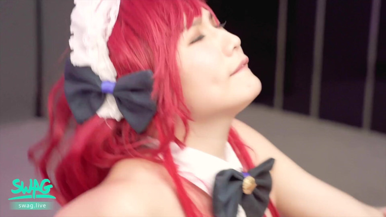 SWAG.live: Des filles cosplay se doigtent et se font baiser par...