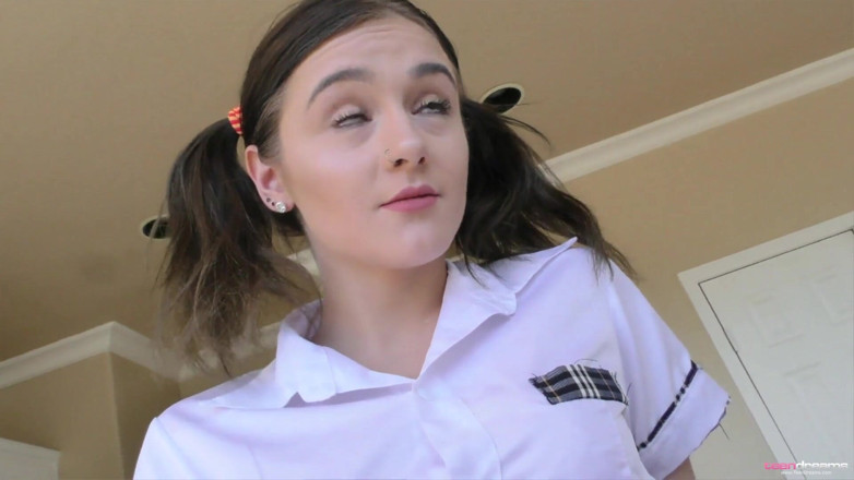 Teen Dreams: La douce Rosalyn se fait baiser dans un uniforme d'écolière...