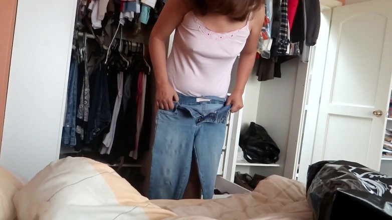 Ardientes69: Ma Belle-mère Essaye Le Jean Pendant Que Je Me Masturbe...