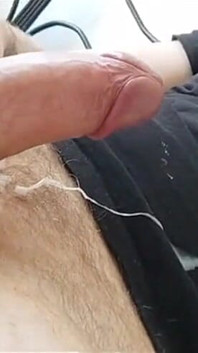 Närbild av mina bollar kramper när jag släpper spermier och jag stönar när jag pumpar ut en krämig sperma belastning