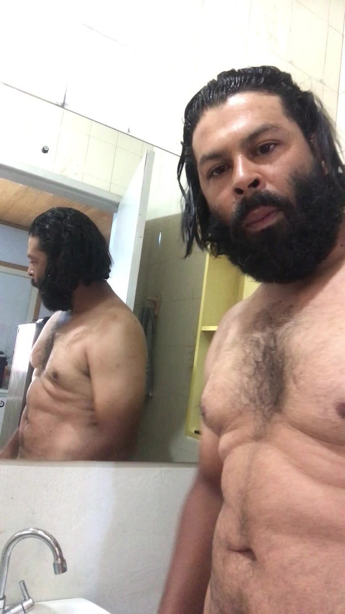 i7Bernard: Nový dům, hrozny, sousedovy kalhotky, sprcha.