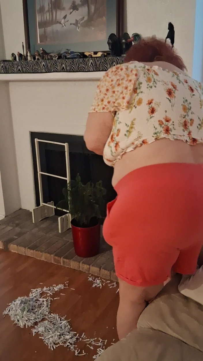 BBW nurse Vicki adventures with friends: बड़े पेट वाली सुंदरी नर्स vick गन्दे फर्श को साफ करती है