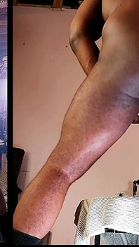 Hřebec s velkým čůrákem šuká hračku do zadku hluboko a tvrdě