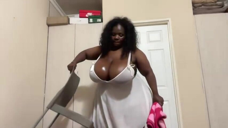 Legendary Booty Overdose: Tetona grandota jugando con las tetas